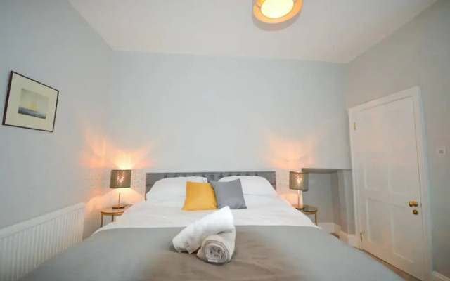Stylish 3 Bedroom Maisonette Near City Centre