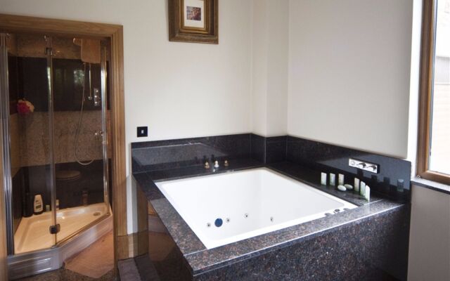 The Saddleworth Hotel