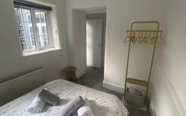 The Mews, With Free Private Parking, Windermere