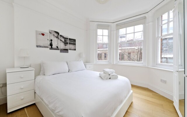 Delightful Apartment in the Heart of Westminster by Underthedoormat