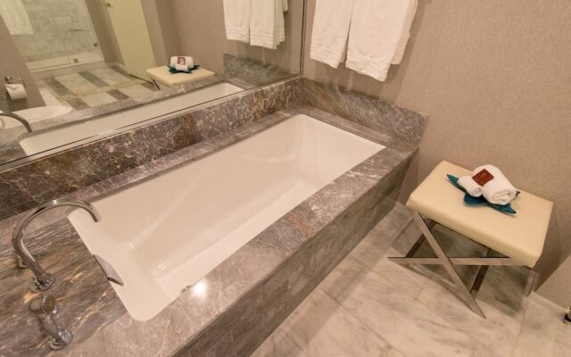 Luxury Beachfront Studio-with Daily Cleaning