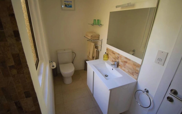 Stylish Maltese Retreat- Stunning Water Views & AC