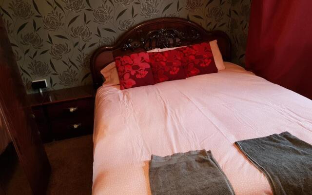 Spacious Bungalow in Romford with parking