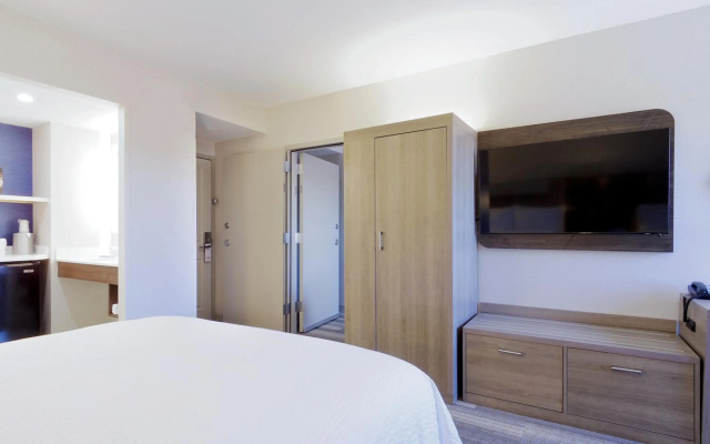 Holiday Inn Express & Suites Phoenix - Tempe by IHG