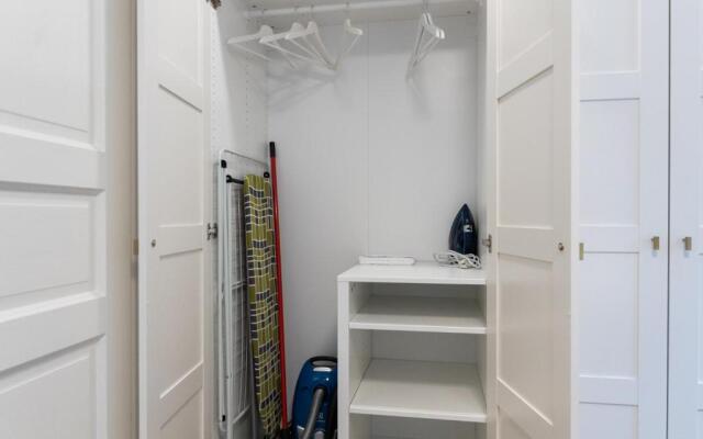New 1BR in superb location. Free parking & WIFI