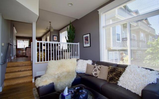Walkable OTS Mid Century Condo-Pool