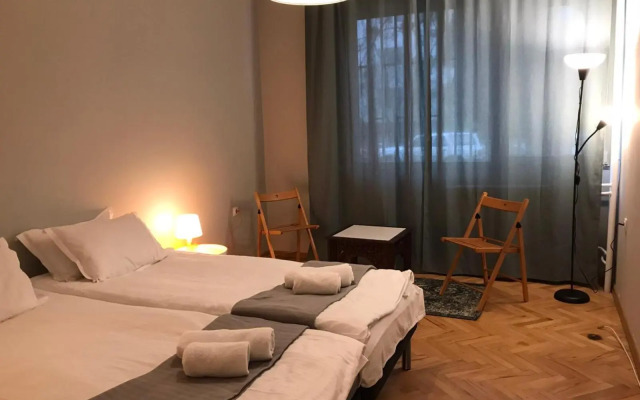 EU metro station, City Center, lovely 3-bedroom apartment, free parking