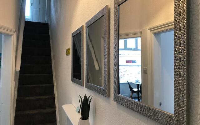 Bright Spacious 3-bed With Office & Patio, Preston