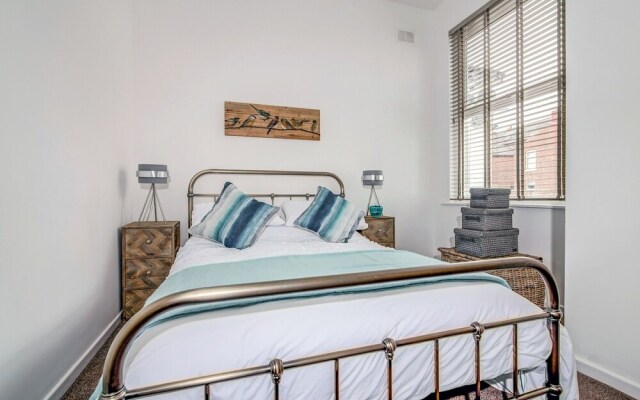 Fantastically Modern, Clean 1 Bedroom Flat for 4