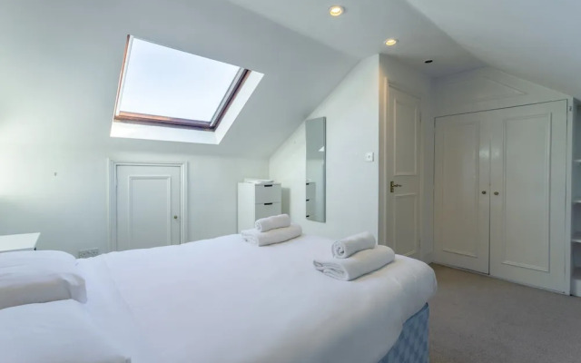 Comfortable 3 Bedroom Flat in Battersea