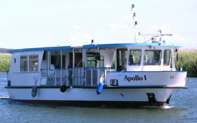Hausboot in Kroeslin am Bodden