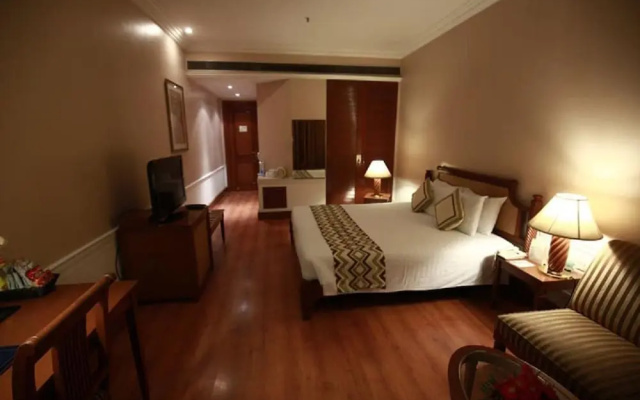 DLF Club 4