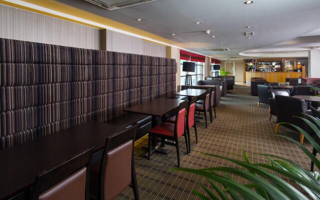 Holiday Inn Express London Luton Airport, an IHG Hotel