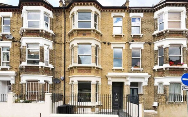 Charming 2 Bedroom Flat With Backyard in Battersea