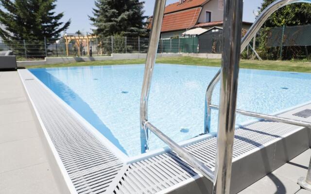 Rooftop Terrace, free garage parking and Pool!