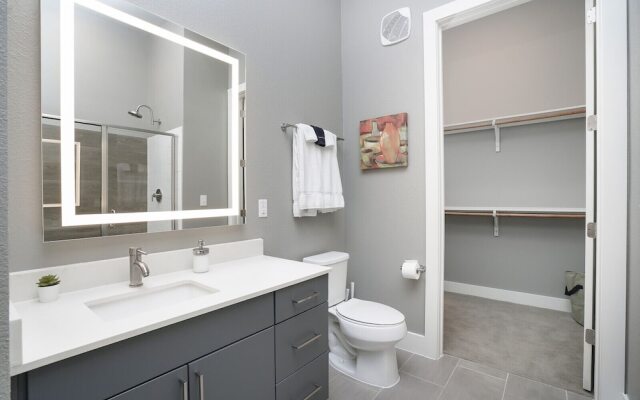 1 BR and 2 BR near Downtown by Frontdesk