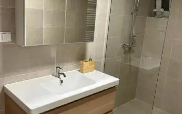 Red Travel Apartment