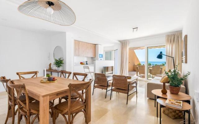 Beach apartment with terrace and private parking