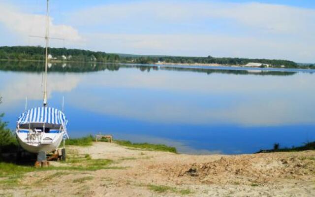 Studio Suite near Lake with Jacuzzi