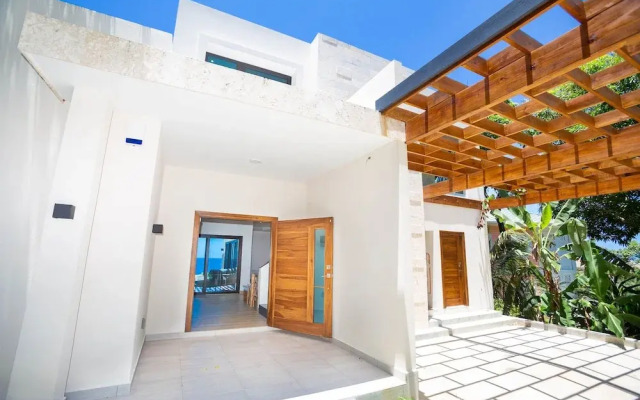West Bay Breeze 3 Bedroom Home by RedAwning