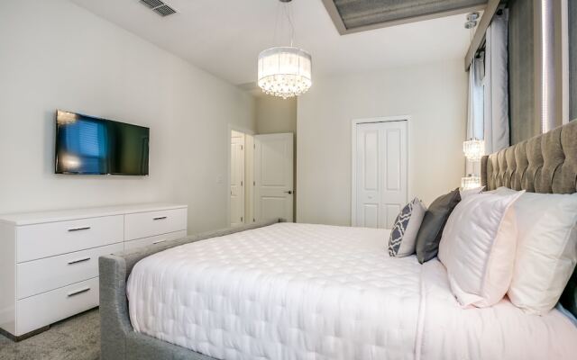 Stunning Villa w/ No Rear Neighbors! Near Disney