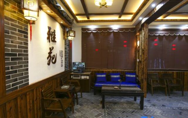 Fenghuang Yayuan Inn