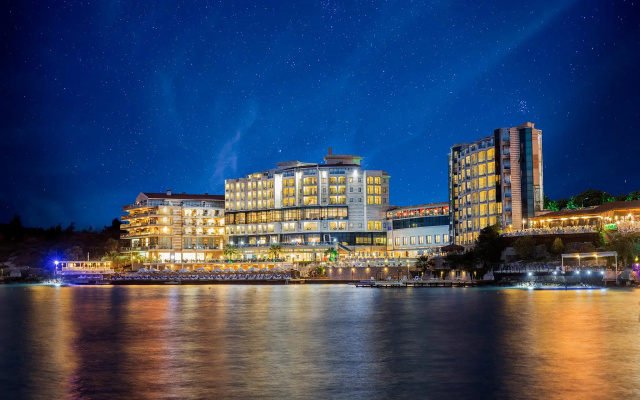 Charisma De Luxe Hotel