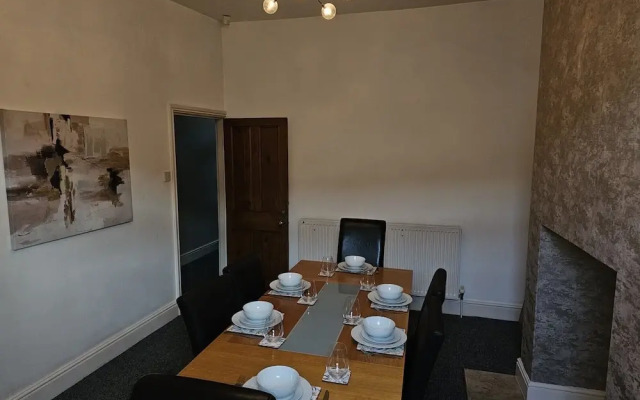4br-sleeps10-garden-freeparking