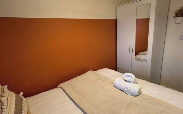 Spacious 3-bed House - Sleeps 8, Garden & Parking