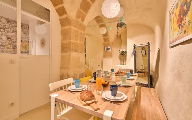 New Stunning 4 Bdrs Apt, With AC – Le Marais