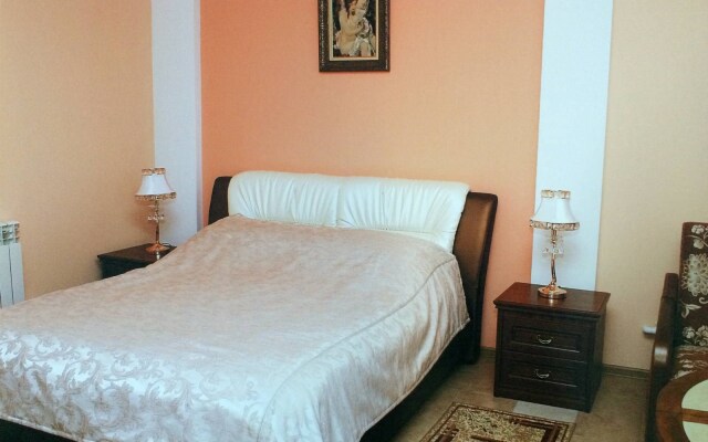 Anna and King (on Zheleznodorozhnoy)