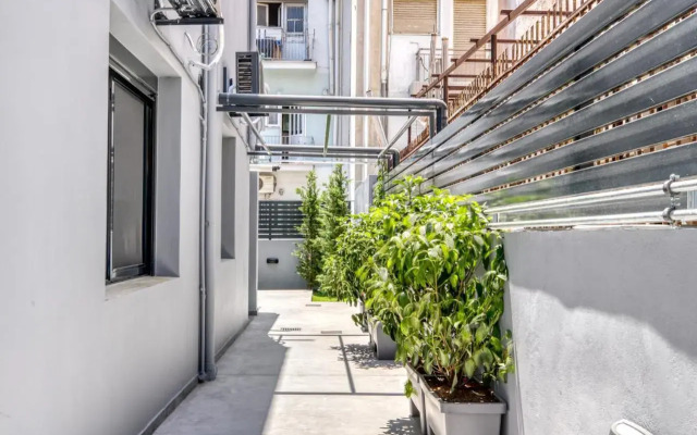 Spacious flat with courtyard and private parking!