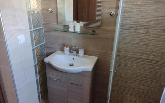 "Thea" Valis Apartments