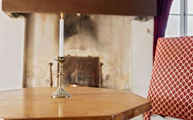 Guest room in a lavish castle in Allier