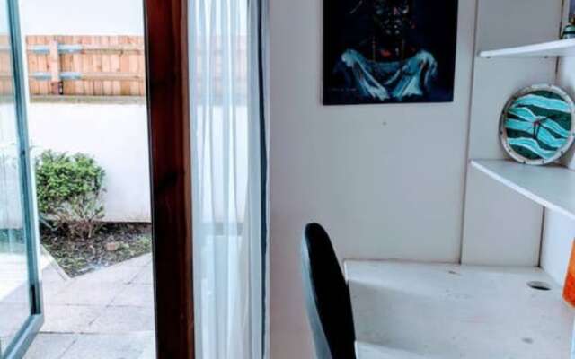 2 Bedroom North Kensington Apartment With Courtyard