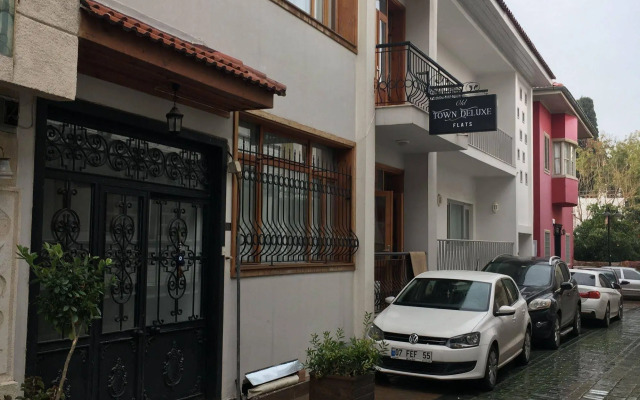 Old Town Deluxe Flats
