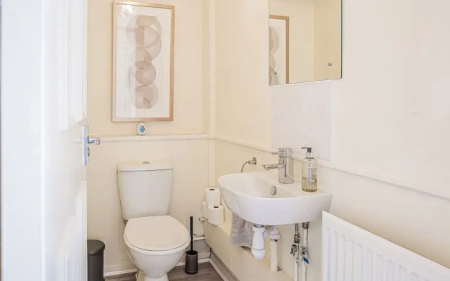 Central 2BD with Garden and Free Parking
