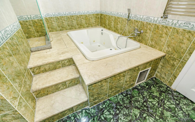 Targovu 5 Room DeLuxe Apartment