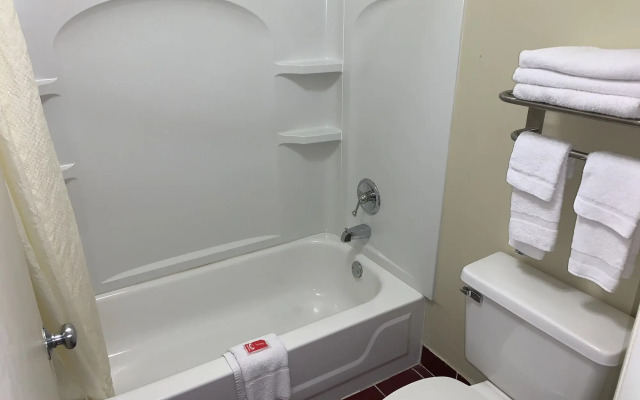 Econo Lodge Inn & Suites