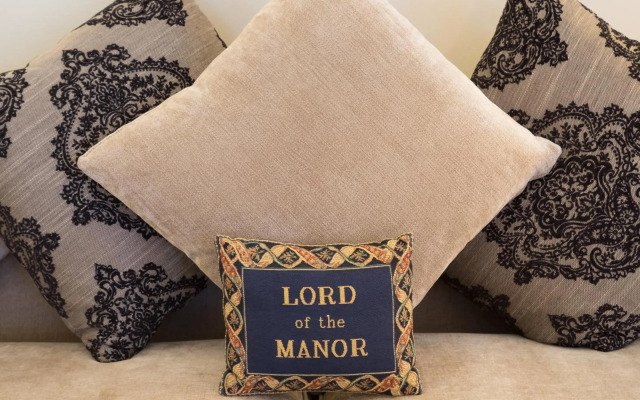 Marks At The Manor Luxury Riverside Apartments - Sleeps up to 4, with Parking and Sky TV
