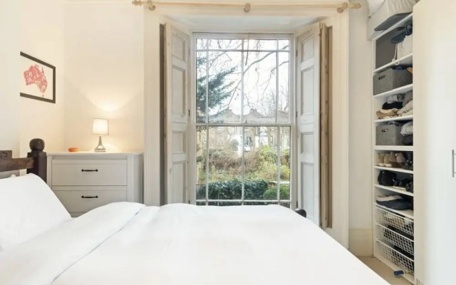 Contemporary 1 Bedroom Apartment in Hammersmith, London