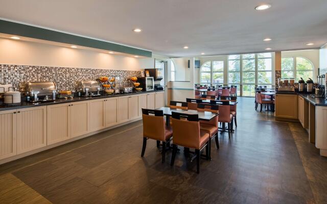 Best Western Harbour Pointe Lakefront