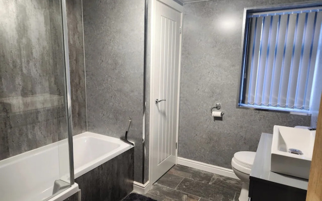 Derby City Centre Apartment With Roof Top Hot Tub