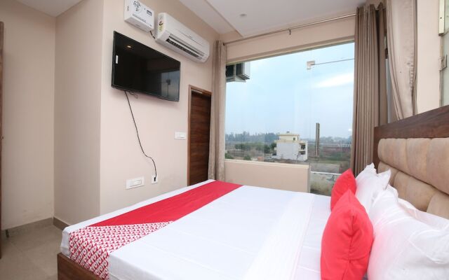 OYO 27743 Hotel Platina