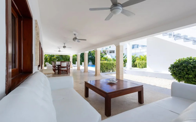 Beachfront 7BR Villa with Pool & Maid