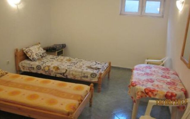 Low-cost rooms 50m from the beach!
