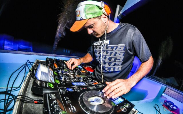 Oh! Cancun On The Beach by Oasis