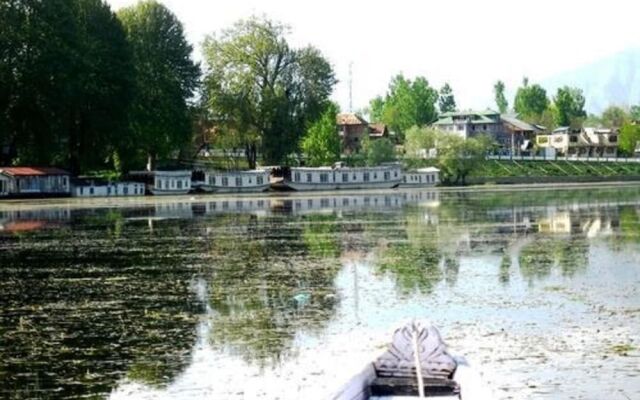 TIH Butt's Clermont Houseboats