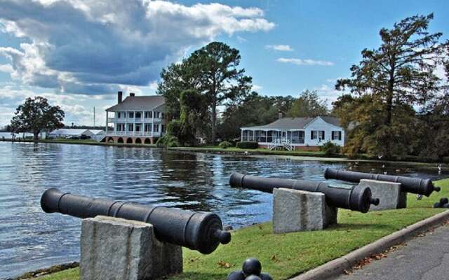 The Edenton Collection-Captain's Quarters Inn