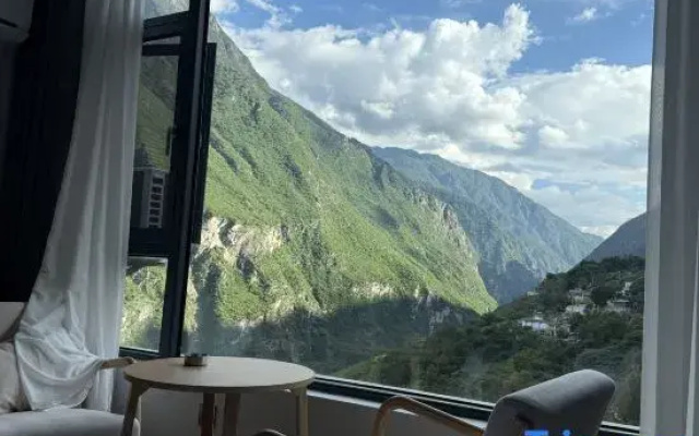 Mountain Stream Retreat Cliffside Homestay